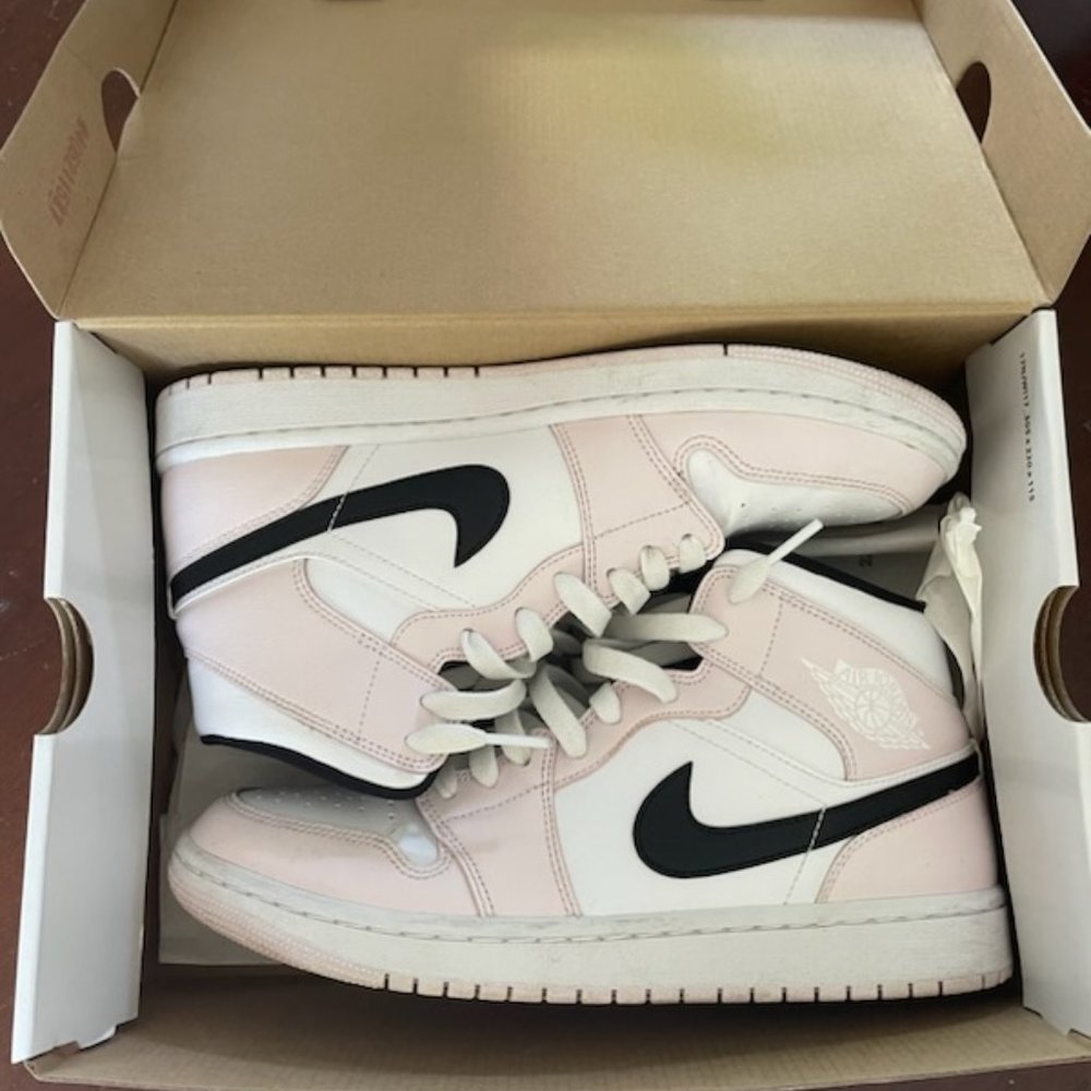 Air Jordan 1 Mid Barely Rose Size 10.5W 9M- like new